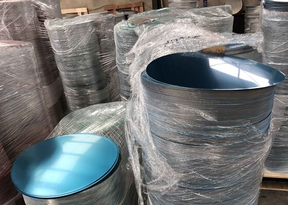 Voorgeverfde aluminium schijven 1060 legering 0,70 mm dikte 440 mm diameter aluminium cirkels voor superieure corrosiebescherming